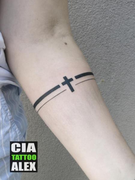 腕 十字架 ライン タトゥー よって Cia Tattoo