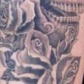 tatuaje Brazo Realista Cráneo Flores por Cia Tattoo