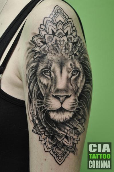 Tatouage Épaule Bras Lion par Cia Tattoo