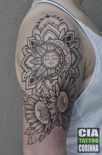 Tatuaje Hombro Brazo Flor Dotwork Sol Luna por Cia Tattoo