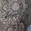 tatouage Épaule Bras Fleur Dotwork Soleil Lune par Cia Tattoo