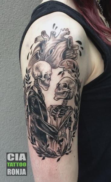 Tatouage Bras Cœur Squelette par Cia Tattoo