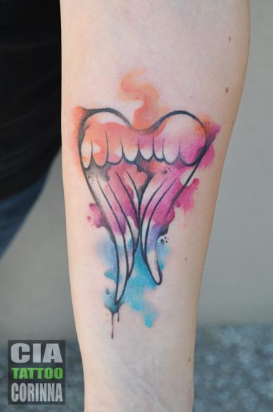 Tatuaż Ręka Skrzydła Akwarela przez Cia Tattoo