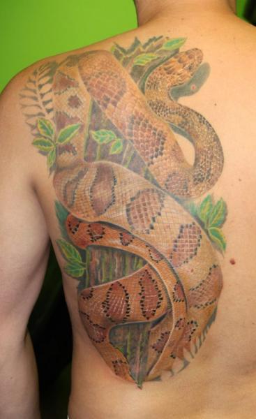 Tatuaje Realista Serpiente Espalda por Cia Tattoo