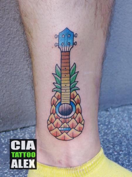 Tatuaż Noga Gitara Ananas przez Cia Tattoo