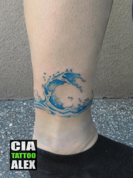 รอยสัก ขา คลื่น ทะเล โดย Cia Tattoo