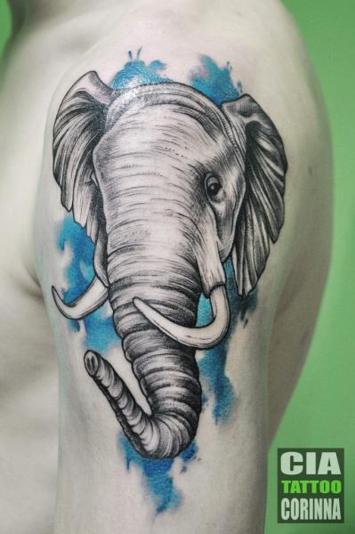 Tatuaje Hombro Elefante por Cia Tattoo