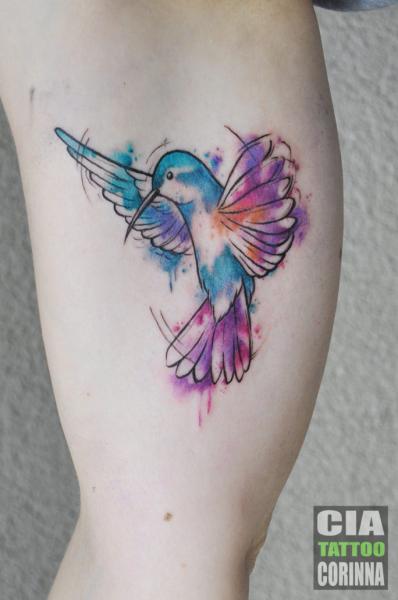 รอยสัก นก ต้นขา สีน้ำ โดย Cia Tattoo