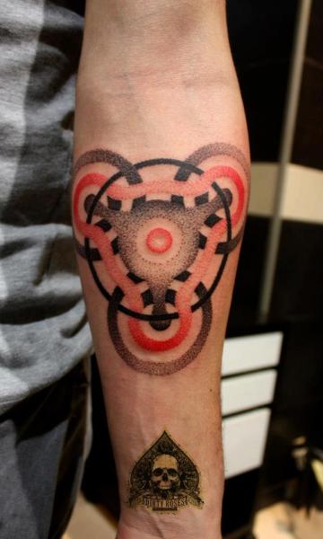 Tatuaje Brazo Dotwork Geométrico por Dirty Roses