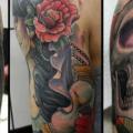 tatuaje Brazo Cráneo Mujer por Dirty Roses