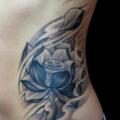 tatuaje Flor Lado por Dirty Roses