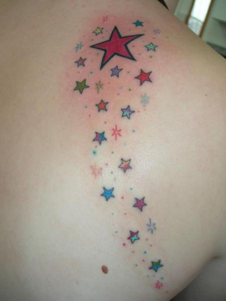 Schulter Stern Tattoo von Atomic Tattoos