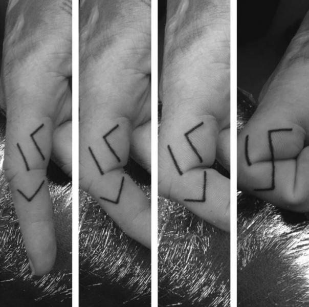 รอยสัก นิ้วมือ เครื่องหมายสวัสติกะ โดย Avinit Tattoo
