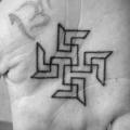 tatuaje Mano Geométrico por Avinit Tattoo