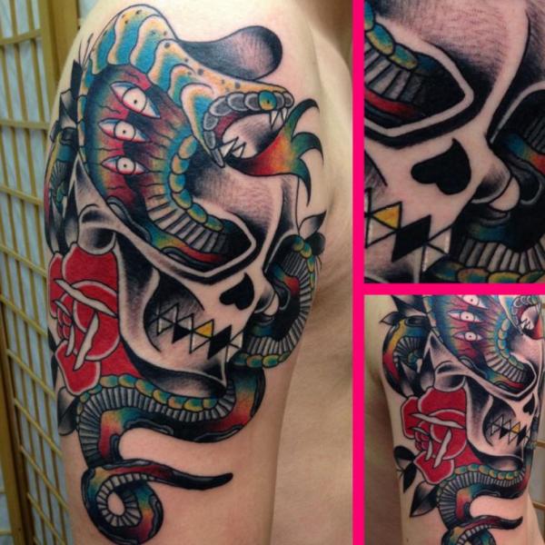 Tatuagem Ombro Cobra Old School Caveira por Avinit Tattoo