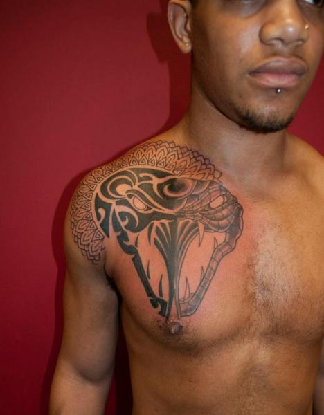 Tatuaggio Spalla Serpente Tribali di Avinit Tattoo