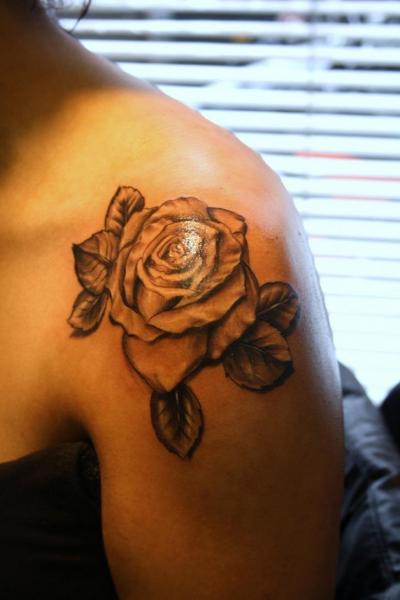 Schulter Realistische Rose Tattoo von Barry Louvaine