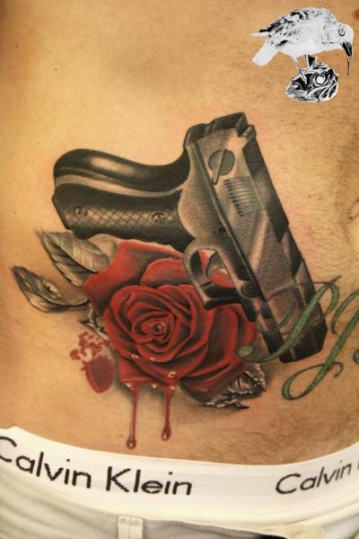 Tatuaje Flor Lado Pistola por Barry Louvaine
