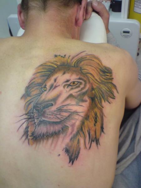 Tatuaje Espalda León por Beverley Ink