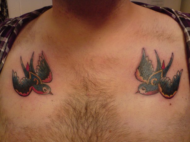 Tatuaje Old School Golondrina por Beverley Ink