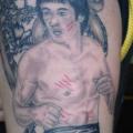 tatuaje Hombro Realista Bruce Lee por Beverley Ink