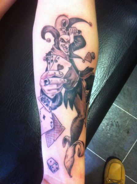Tatuaje Brazo Fantasy Comodín por Big Willies Tattoo Shack