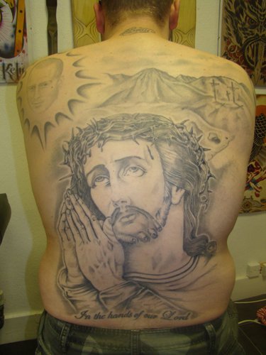 Tatuaje Espalda Jesús por Big Willies Tattoo Shack