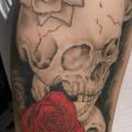 tatuaje Hombro Cráneo por Big Willies Tattoo Shack