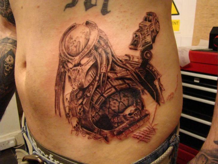 Tatuaggio Fantasy Fianco Predator di Big Willies Tattoo Shack