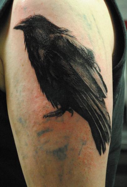 Tatuaje Hombro Realista Cuervo por Black Heart Studio