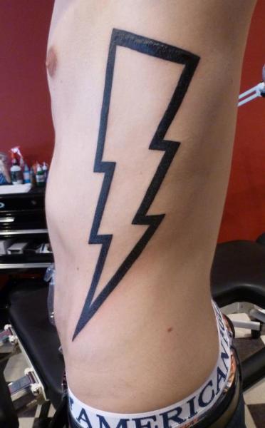 Tatuaje Lado Geométrico Flash por Black Heart Studio