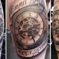 tatouage Bras Horloge Lettrage par Fat Foogo