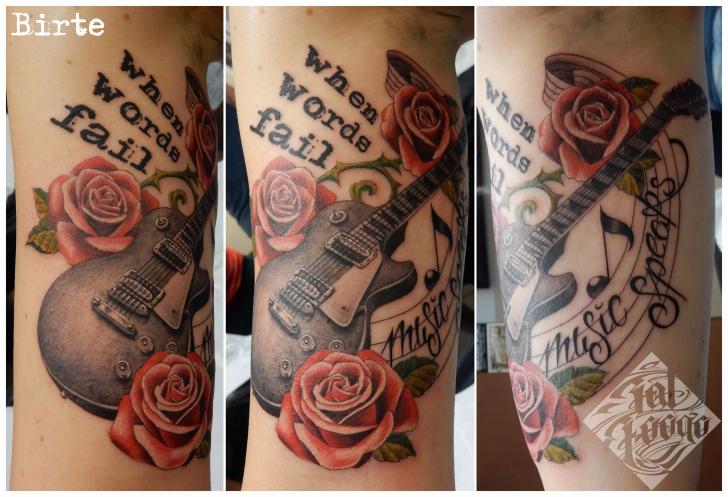 Tatuaje Brazo Flor Letras Guitarra por Fat Foogo