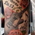tatuaje Brazo Flor Letras Guitarra por Fat Foogo
