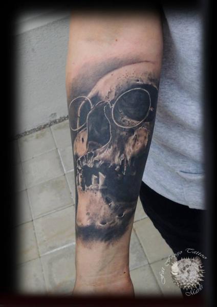 Tatuaje Brazo Cráneo Gafas por Fat Foogo