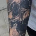 Arm Totenkopf Brille tattoo von Fat Foogo