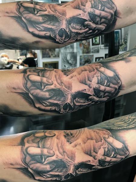 Tatuaje Brazo Cráneo Mano por Fat Foogo