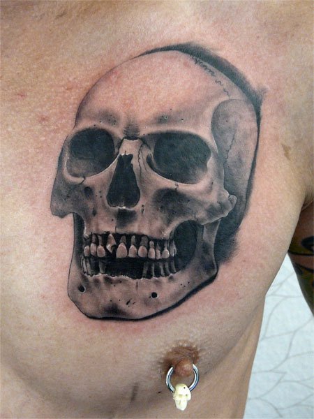 Tatuaje Realista Pecho Cráneo por Fat Foogo
