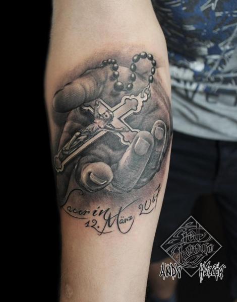 Tatuaje Brazo Letras Mano Cruz por Fat Foogo