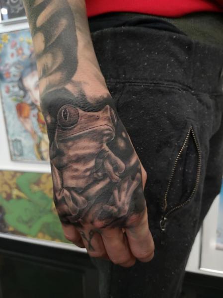 Tatuaggio Mano Rana di Fat Foogo