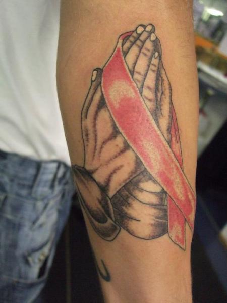 Tatuaggio Braccio Mani In Preghiera Mani di Black Scorpion Tattoos