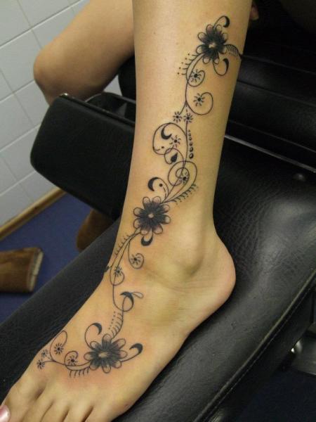 Fuß Blumen Tattoo von Black Scorpion Tattoos