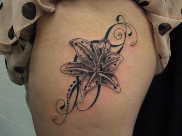 Tatuagem Perna Flor por Black Scorpion Tattoos