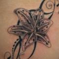 tatuaje Pierna Flor por Black Scorpion Tattoos