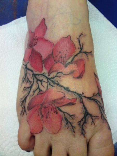 รอยสัก เท้า ดอกไม้ เชอร์รี่ โดย Bout Ink Tattoo