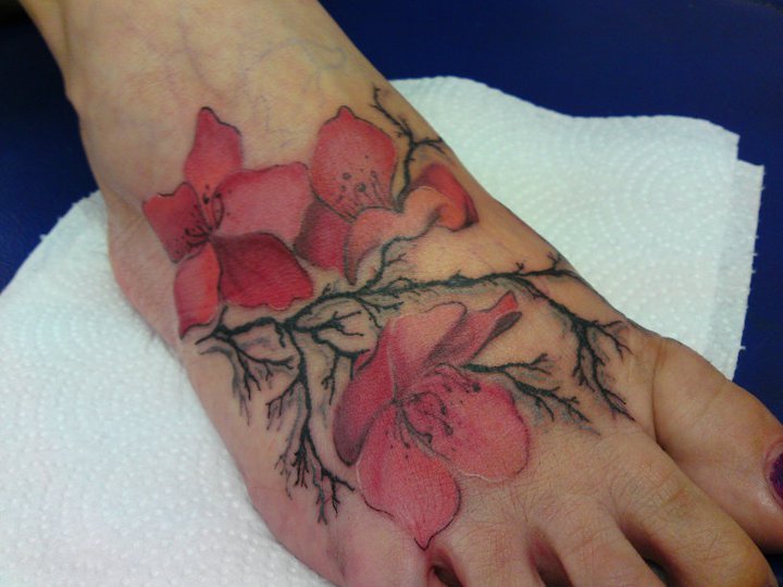 Fuß Blumen Tattoo von Bout Ink Tattoo