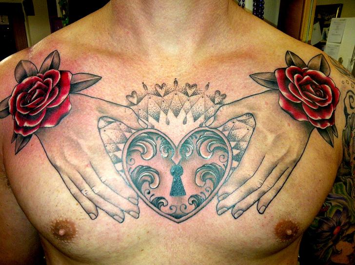 Tatuaggio Petto Cuore Mani Serratura di Cherub Tattoo