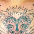 Brust Herz Hände Schloss tattoo von Cherub Tattoo