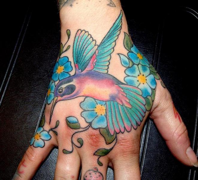 รอยสัก มือ นกที่เล็กที่สุดของโลก โดย Cherub Tattoo