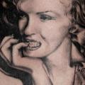 tatuaje Realista Lado Marilyn Monroe por Cherub Tattoo